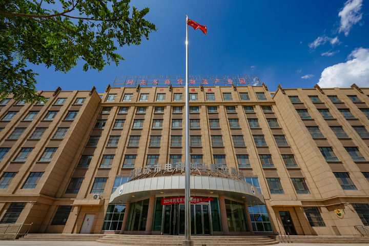 这是2025年6月23日在新疆阿克苏地区拍摄的阿克苏市电商创业孵化基地。新华社记者 徐宏岩 摄