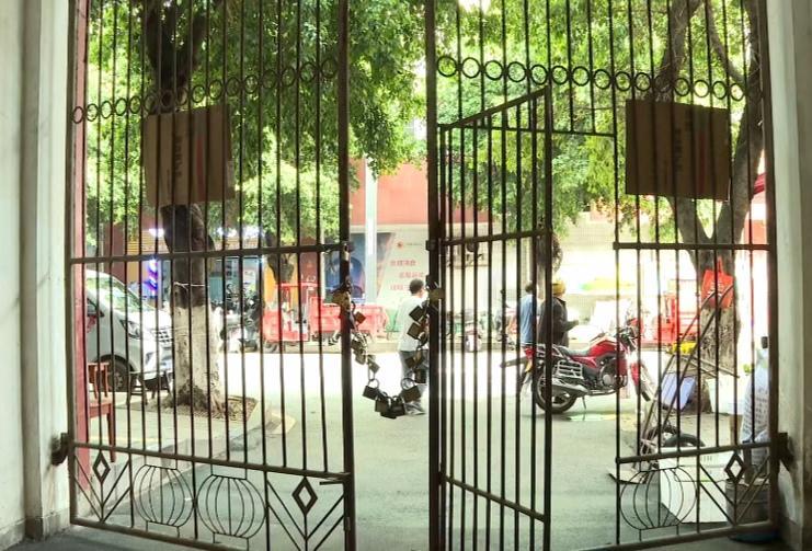 ▲小区门上挂的29把锁