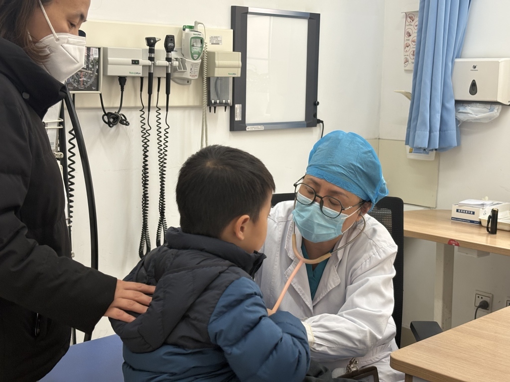 12月2日,上海市儿童医院数据显示,目前,该院门诊甲流核酸检测阳性率已达60%左右。澎湃新闻记者 陈斯斯 图