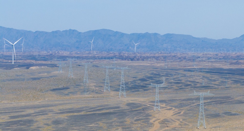 ▲甘肃酒泉市桥湾地区，架设在无人区的通往重庆的特高压线路。记者 崔力 摄/视觉重庆