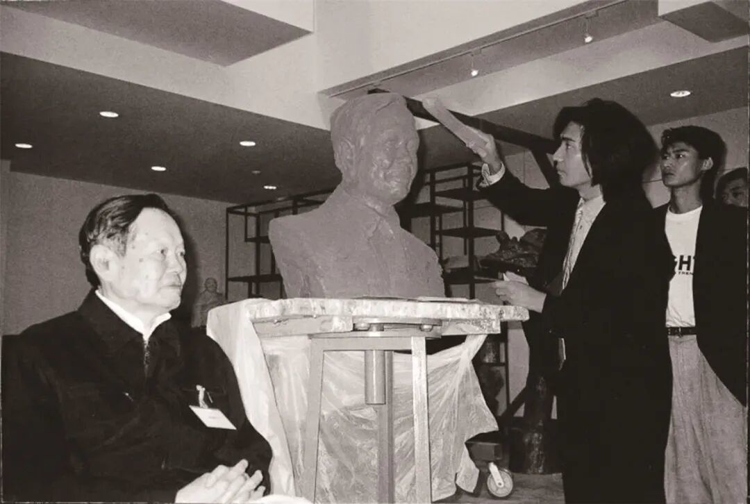 △2001年,在南京大學吳為山雕塑工作室,吳為山正在為楊振寧先生塑像。