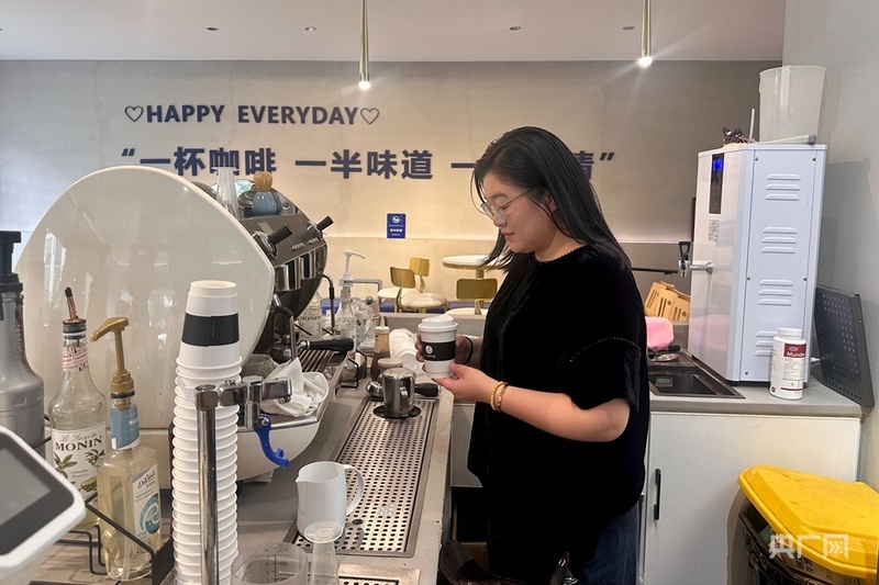 郁薇在店里做咖啡(央广网记者 顾炀威 摄)