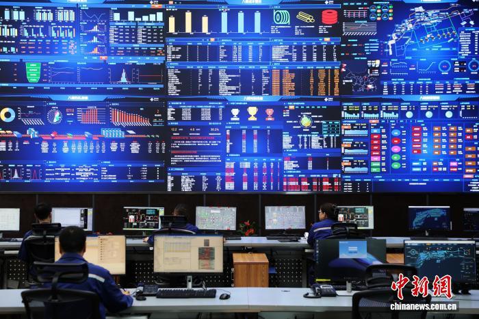 9月8日，在位于新疆乌鲁木齐的八一钢铁集团有限公司(简称八钢)，工作人员在管控中心监测各项数据。中新社记者 王紫儒 摄