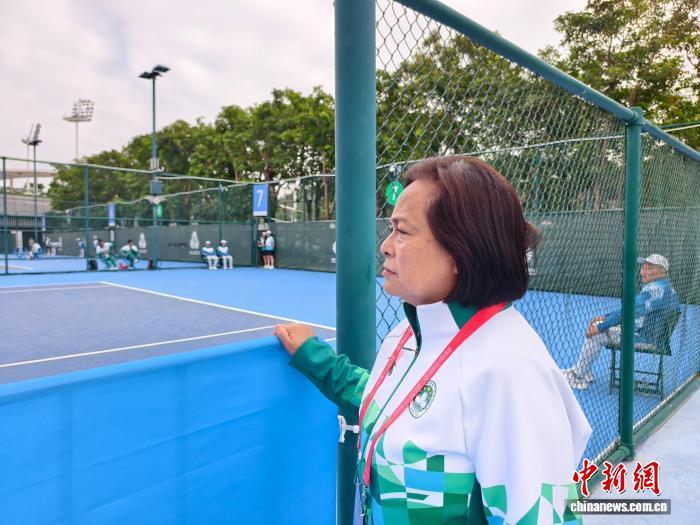 11月13日，第十五屆全國運動會網球專案單打第一輪比賽在廣東珠海開打。圖為澳門隊領隊、澳門網球總會理事長吳玉玲觀看澳門隊的比賽。中新社記者 國璿 攝