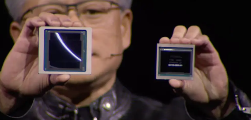 黄仁勋手举Blackwell(左)和H100(右) 英伟达