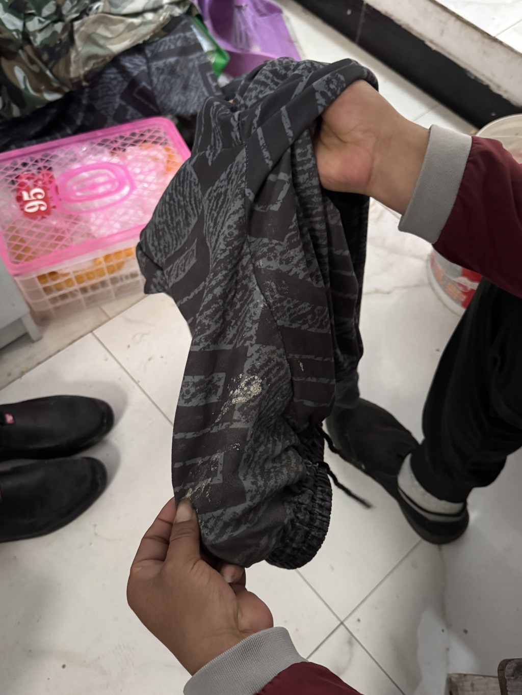齐建军裤子上的水泥