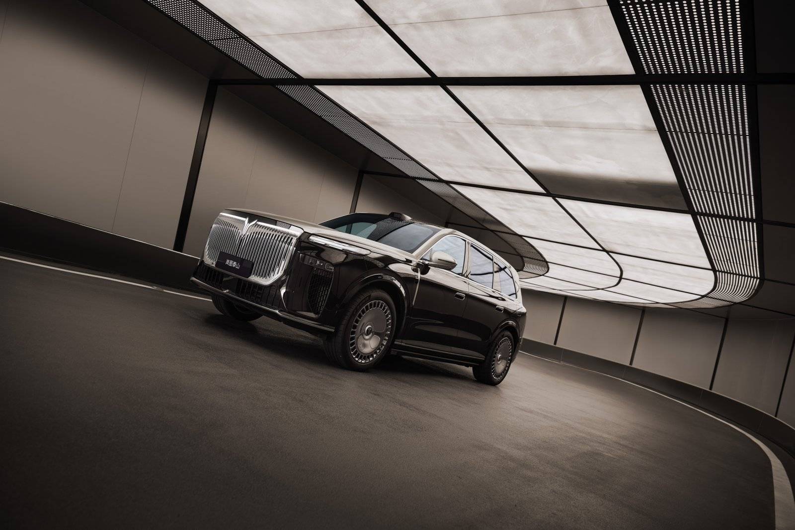 首发三腔空悬,岚图泰山 37.99 万元起,豪华比肩问界 M9