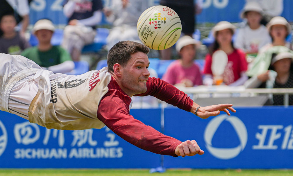 8月13日，奥地利队球员穆莱纳在浮士德球男子铜牌赛中救球。新华社记者 丁增尼达 摄