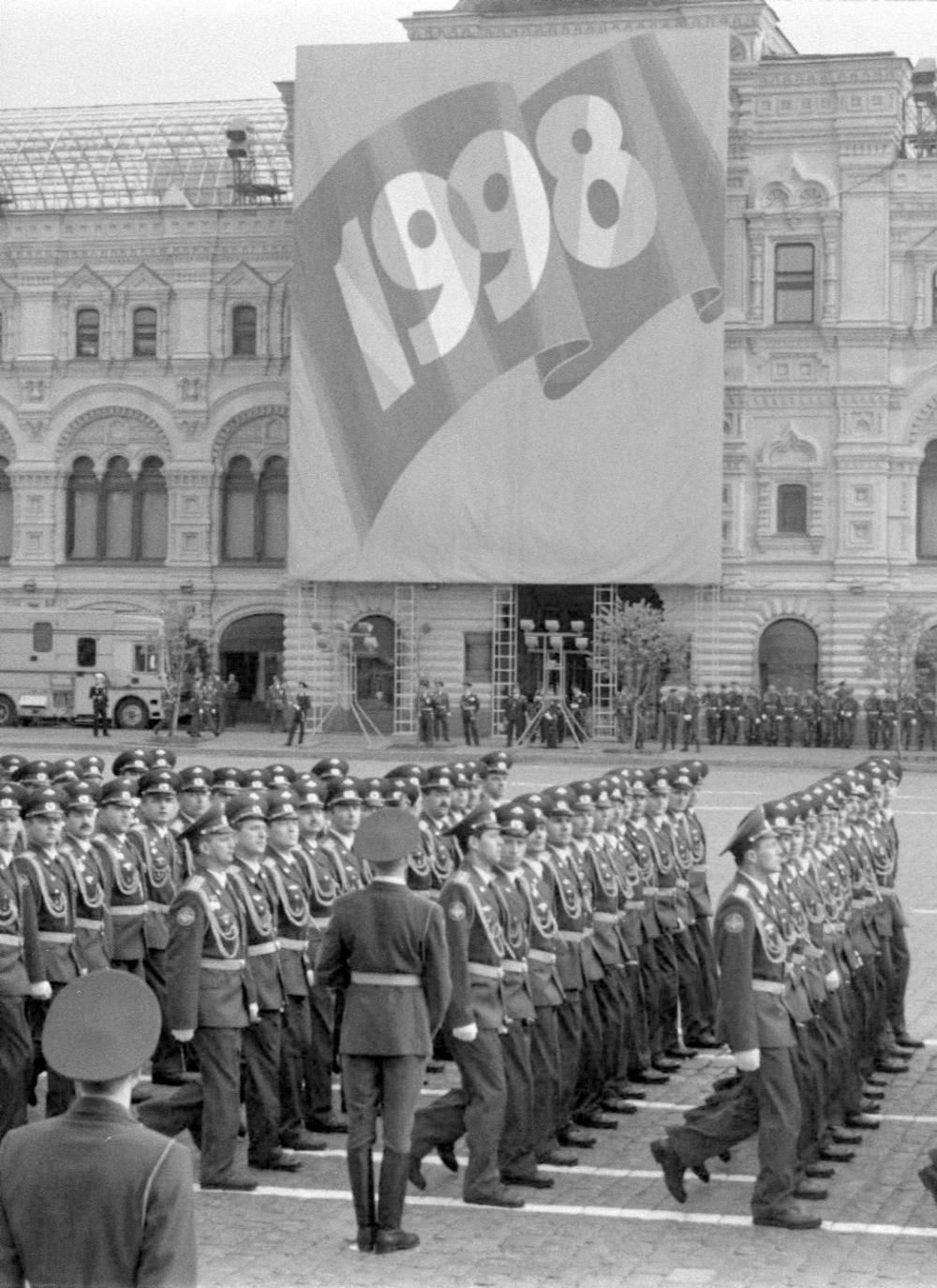 1998年5月9日,军人在俄罗斯莫斯科红场举行的纪念卫国战争胜利53周年阅兵式上接受检阅。新华社记者胡海昕摄