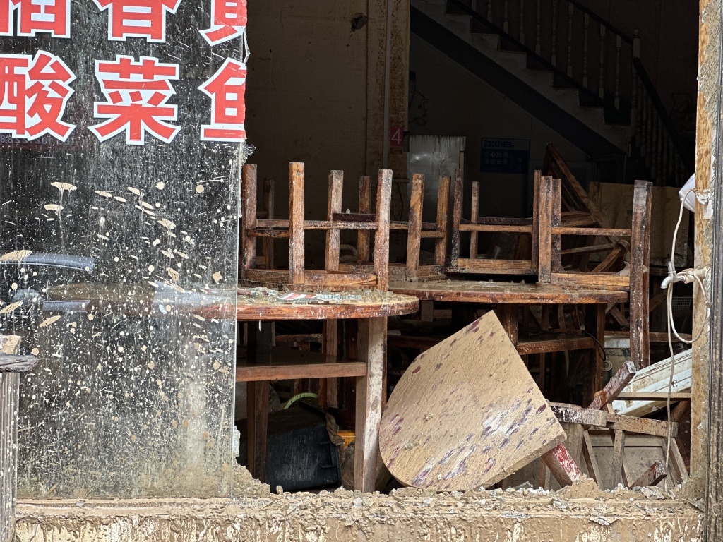 洪水倒灌进餐馆