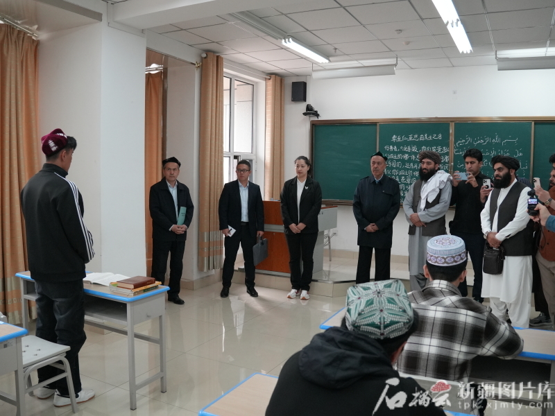 在新疆伊斯兰教经学院，访华团同正在上课的老师和同学们亲切交谈。石榴云/新疆日报记者 闫啸天摄