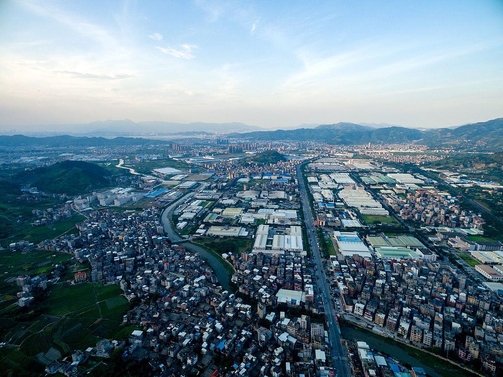 位于闽侯县青口镇的东南汽车城航拍全景。