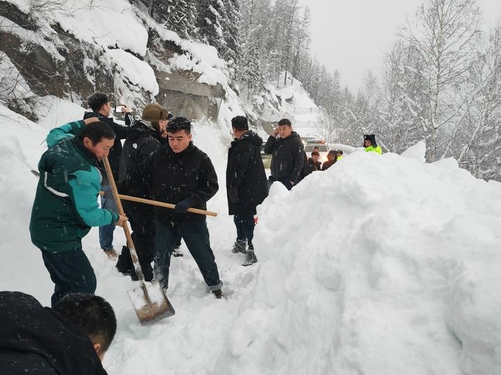 木哈买提别克·木哈买提哈力送完邮件返回布尔津县的途中遇到雪崩，帮助清雪疏通道路（1月2日摄）。新华每日电讯记者 张晓龙 摄