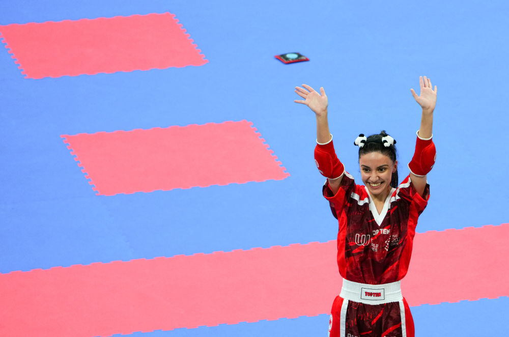 8月13日，土耳其选手克伦奇在比赛中战胜危地马拉选手阿吉拉尔后庆祝。 新华社记者 陈欣波 摄