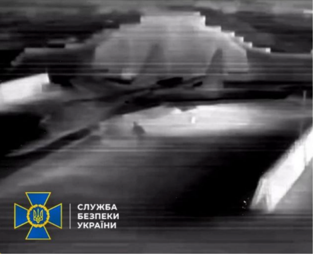 苏-27战机在贝尔贝克军用机场被击中。 图源:《基辅独立报》