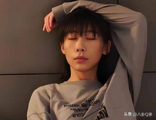 两年婚姻一年出轨，将前夫当小丑，“一尿”成名的她凭啥三封天后