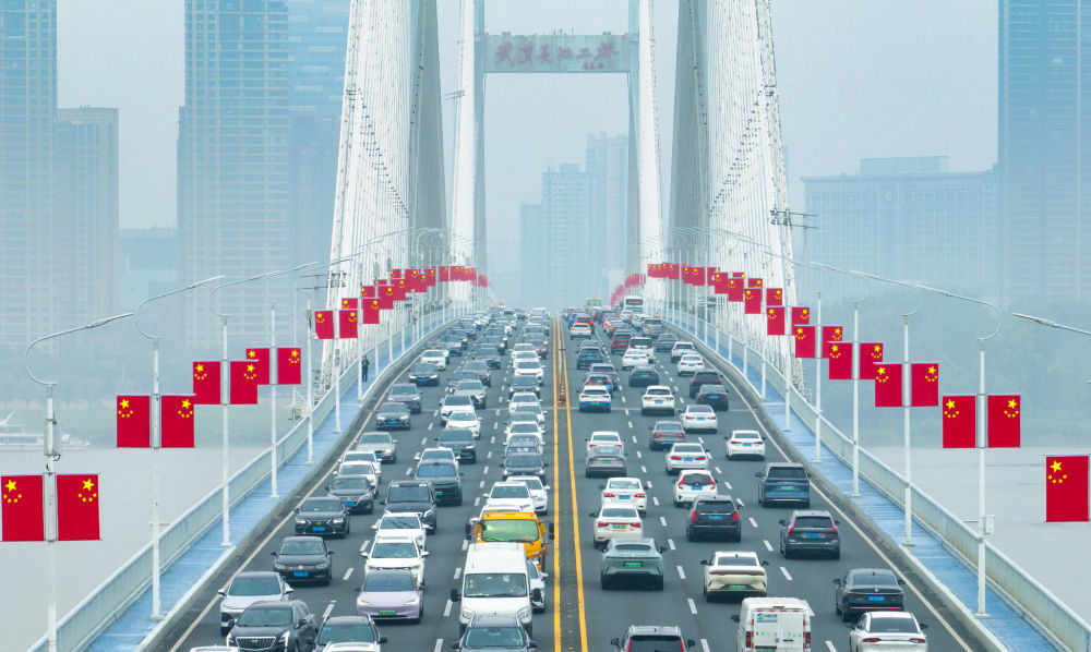 国庆假期第一天,各地迎来出行高峰。这是车辆行驶在湖北省武汉长江二桥上(无人机照片,10月1日摄)。新华社记者 肖艺九 摄