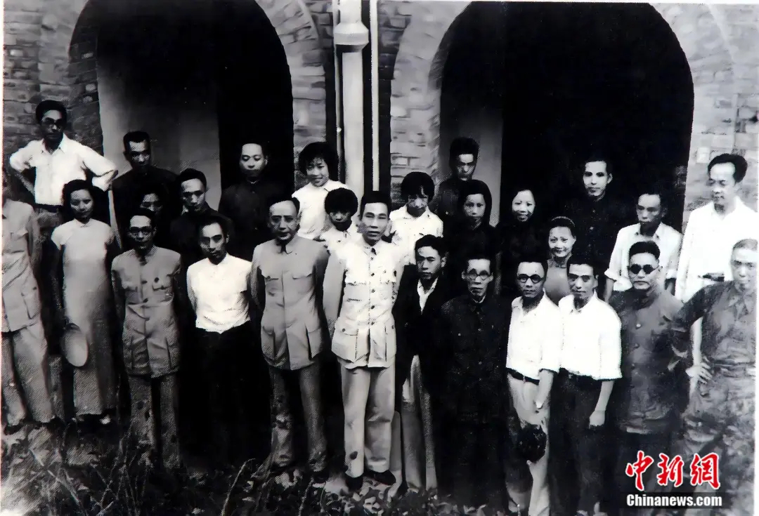 周恩来、郭沫若与部分三厅工作人员在武汉珞珈山合影。 武汉博物馆供图