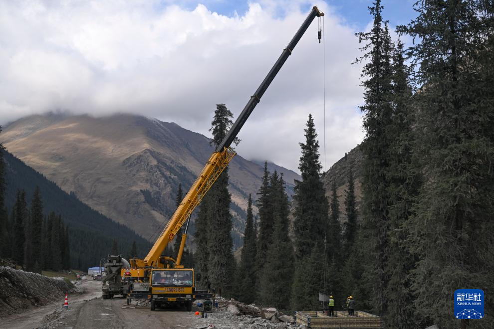 工人在中交路建昭温公路一标段施工(10月5日摄)。新华社记者 胡虎虎 摄