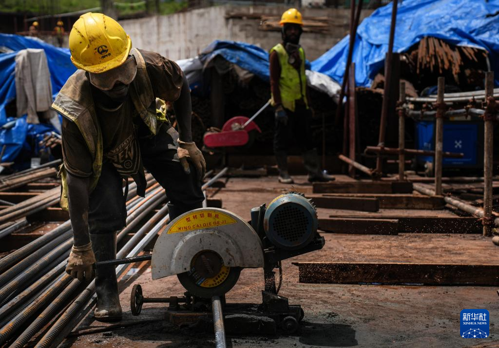 4月25日,在坦桑尼亚阿鲁沙综合体育场项目上,工人用切割机切割钢筋。新华社记者 李亚辉 摄