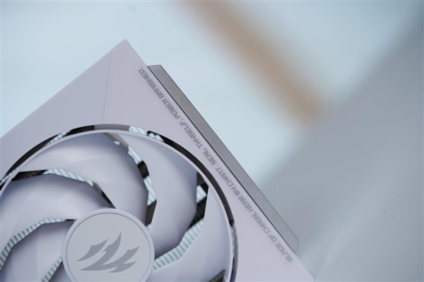 全白色刃式装甲!影驰RTX 5070 Ti圣刃图赏