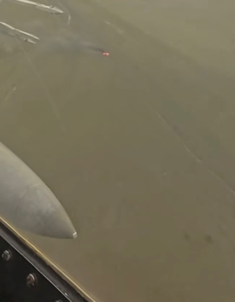 上述飞机被拦截并被命令在阿普雷州迫降。 图源:委内瑞拉玻利瓦尔国民武装部队官员社交媒体视频截图