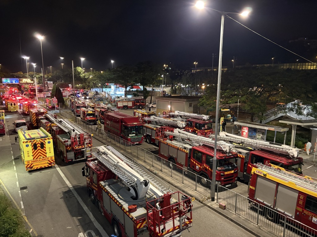 在宏福苑周边待命的救护、消防车辆