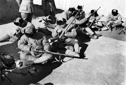 擦枪备战。方大曾 摄（方大曾纪念室供图）