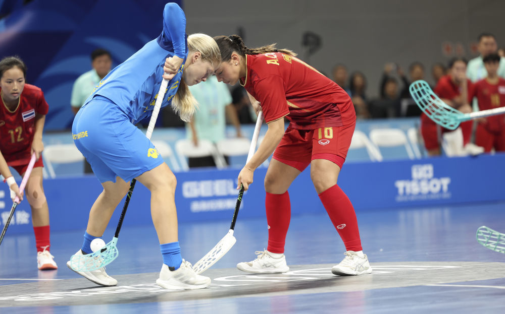 ↑8月6日，在成都世运会女子软式曲棍球首场比赛中，泰国队对阵瑞典队。 这是双方球员在比赛中开球。新华社记者 张丽芸 摄