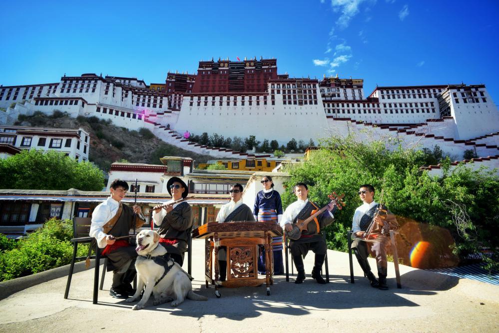 2025年6月17日，咔哒嘎布盲人乐团在布达拉宫前合影。（受访者供图）