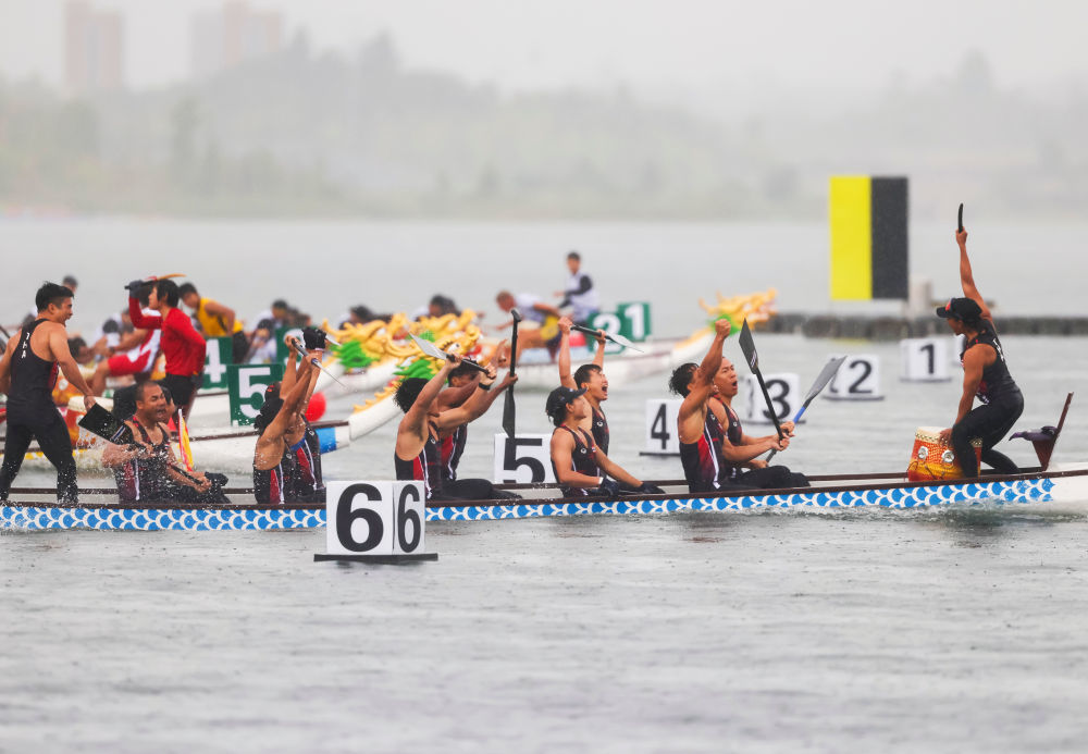 8月10日,泰国队在2025年成都世运会龙舟10人座200米决赛后庆祝夺冠。