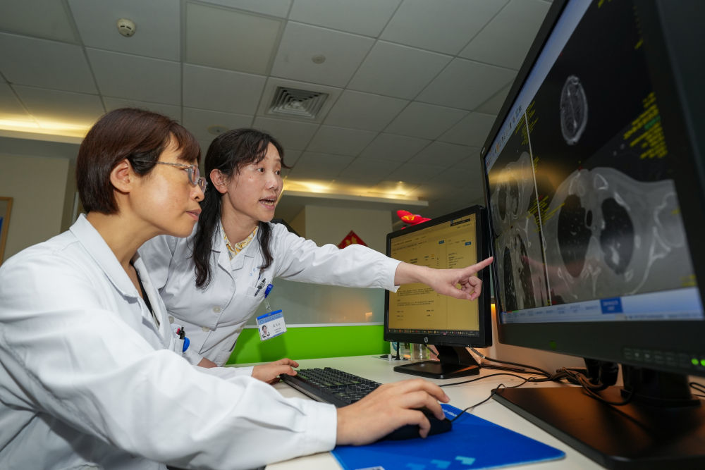 2024年8月6日,江苏省人民医院医生在放射科读片室分析医学影像,并将影像及诊断结论上传至江苏省卫生健康云影像平台,供患者在省内医院就医使用。近年来,江苏省持续推进省卫生健康云影像平台建设,实现省内影像检查结果互认。在患者省时、省心、省钱的同时,医生的诊疗效率和准确性也不断提升。