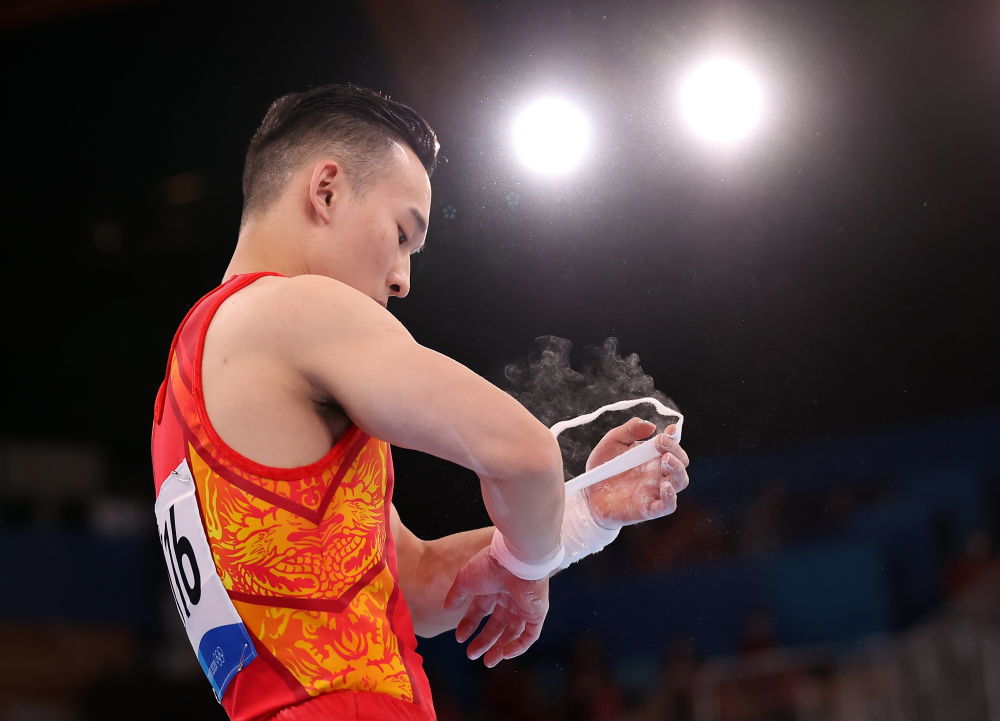 2021年7月28日,肖若腾在东京奥运会体操男子个人全能决赛单杠项目比赛前。新华社记者 曹灿 摄