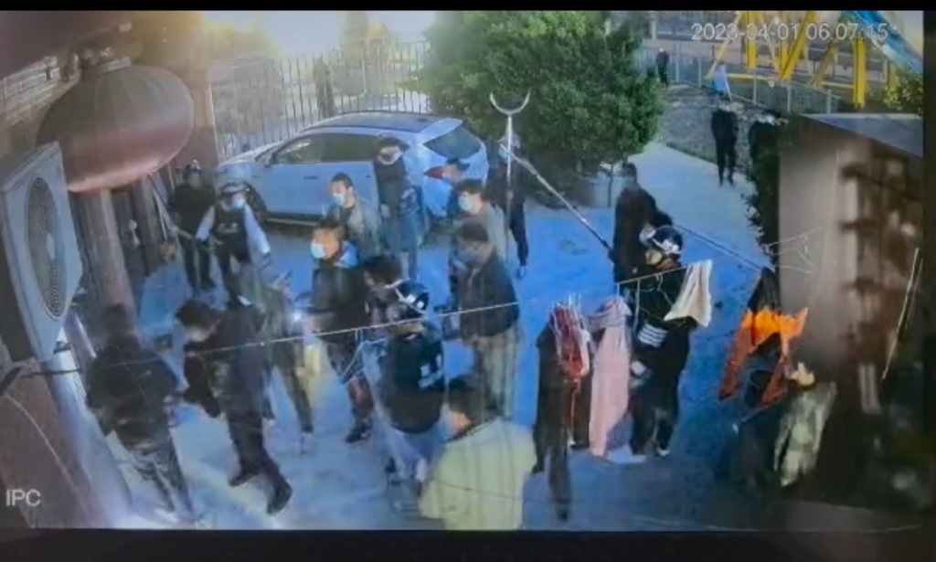 监控视频拍下的强拆画面