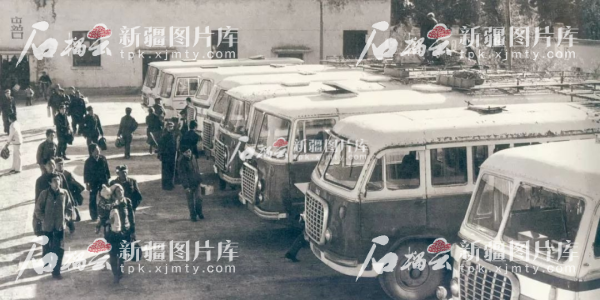 20世纪80年代,博乐市乘客准备乘客车出行。博尔塔拉蒙古自治州党委宣传部供图