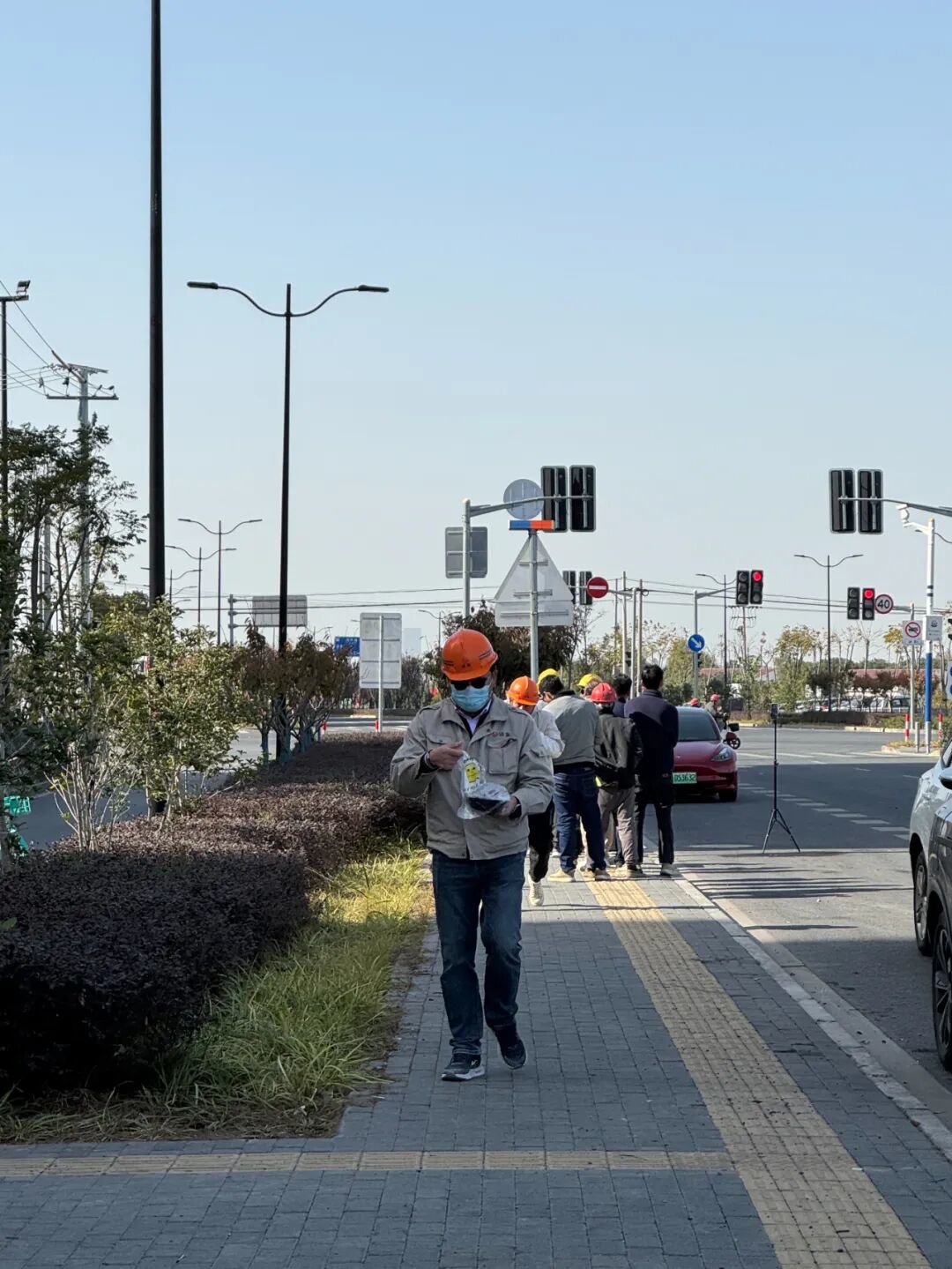 买好饭准备离开的工人。(图/作者摄)
