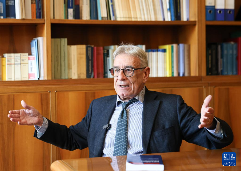 4月23日，在意大利罗马，奥利维耶罗&middot;迪利贝托教授在办公室接受新华社记者专访。新华社记者 李京 摄