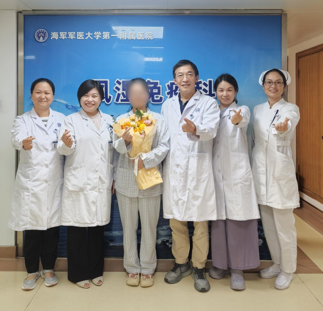 治疗后,赵女士长海医院风湿免疫科团队合影