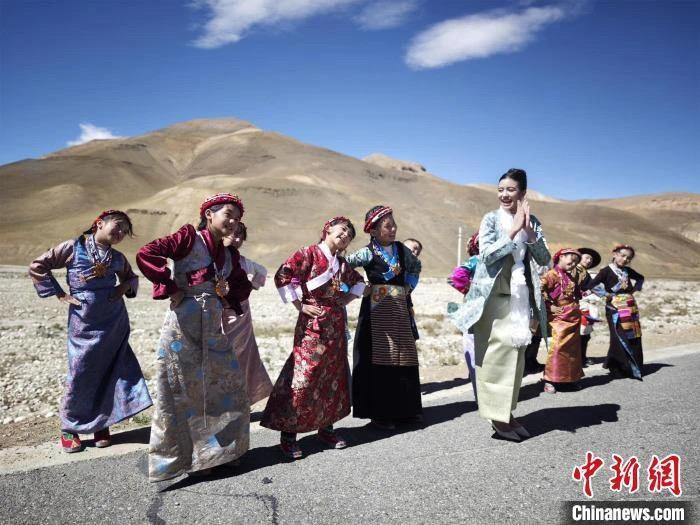 资料图：在中国西藏参加“世界之巅——珠峰诗歌音乐会”的珍娜公主和一群中国孩子在一起。