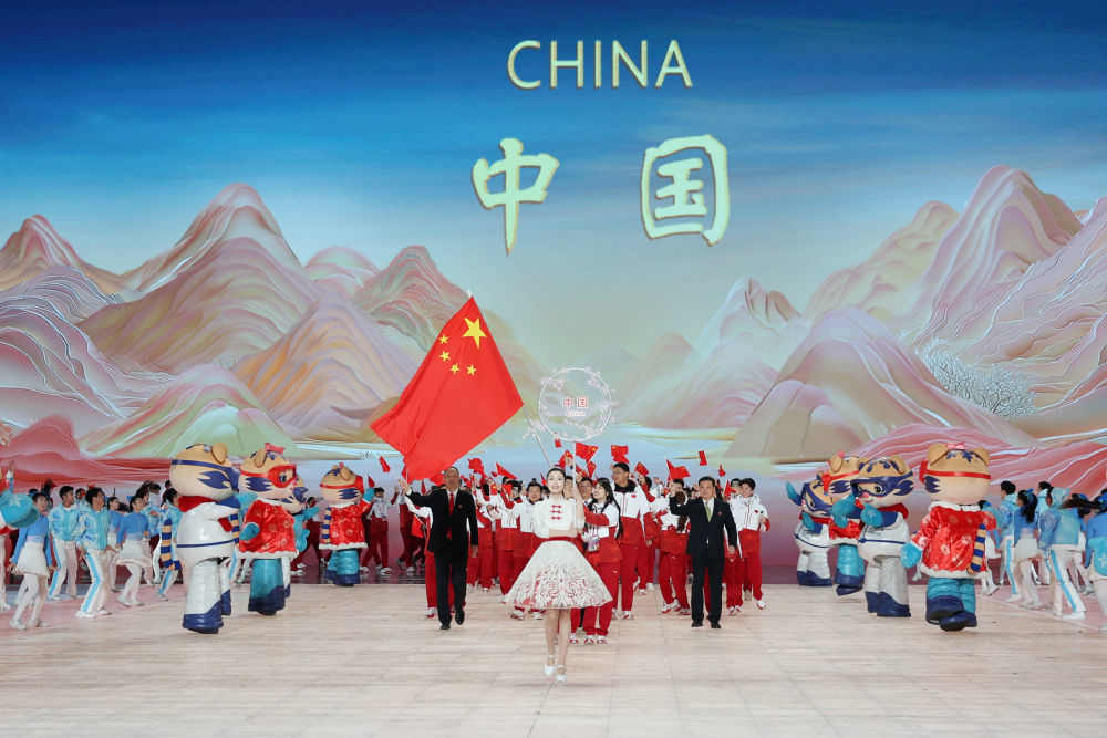 2月7日，中国体育代表团在开幕式上入场。新华社记者 黄伟 摄