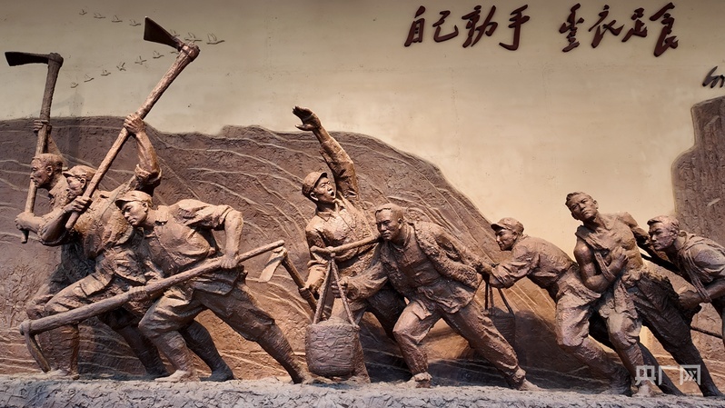 “自己动手,丰衣足食”雕像(央广网记者 苏睿楠 摄)
