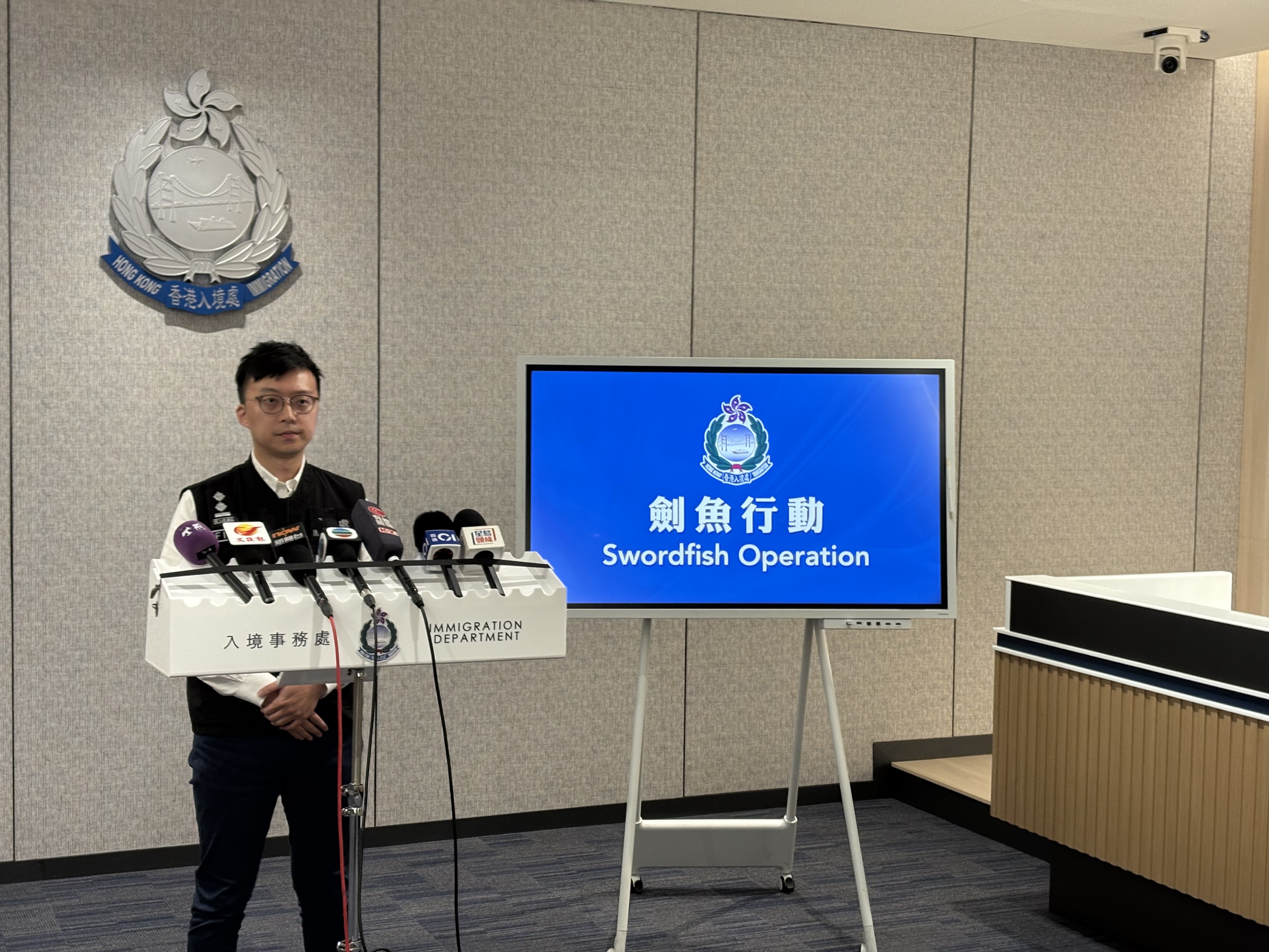 入境处一连三日打击非法劳工 包括外佣、访港旅客及输入劳工__凤凰网
