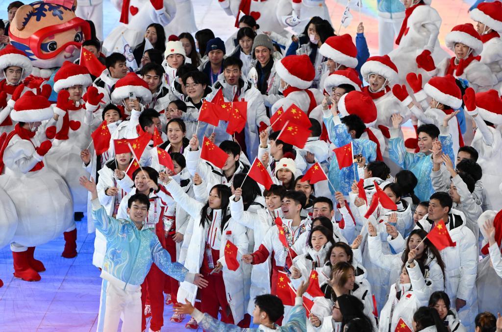 这是2月14日拍摄的各体育代表团入场环节。当日，第九届亚洲冬季运动会闭幕式在哈尔滨举行。新华社记者 黄博涵 摄