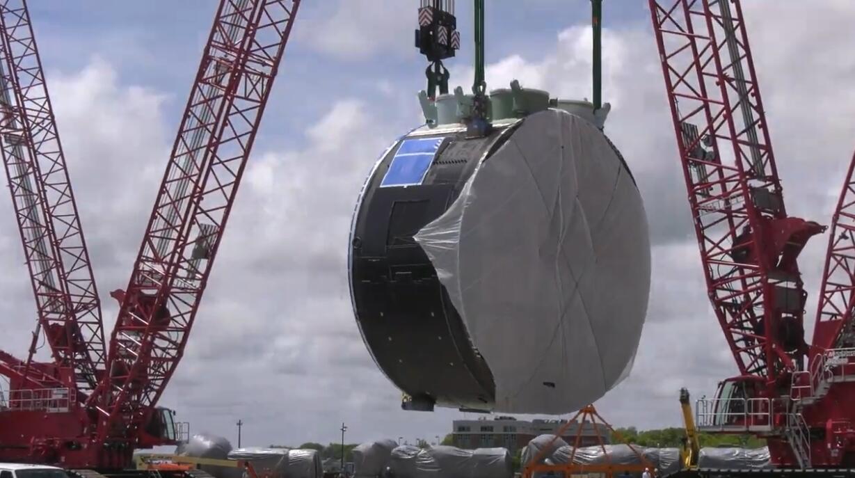 2022年，由通用电船建造带有导弹发射筒的首个舯部模块在格罗顿工厂吊装准备在船台上安放