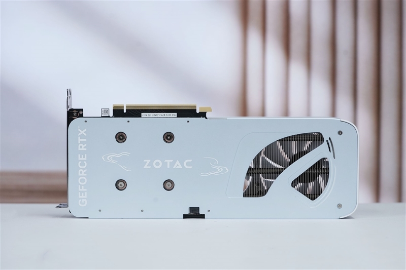 一眼看去就与众不同!索泰 RTX 5060 Ti 8GB 月白 OC评测:超频有点小惊喜