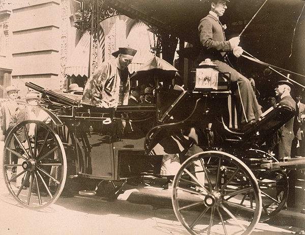 1896年,李鸿章乘马车抵达位于美国纽约的酒店 视觉中国