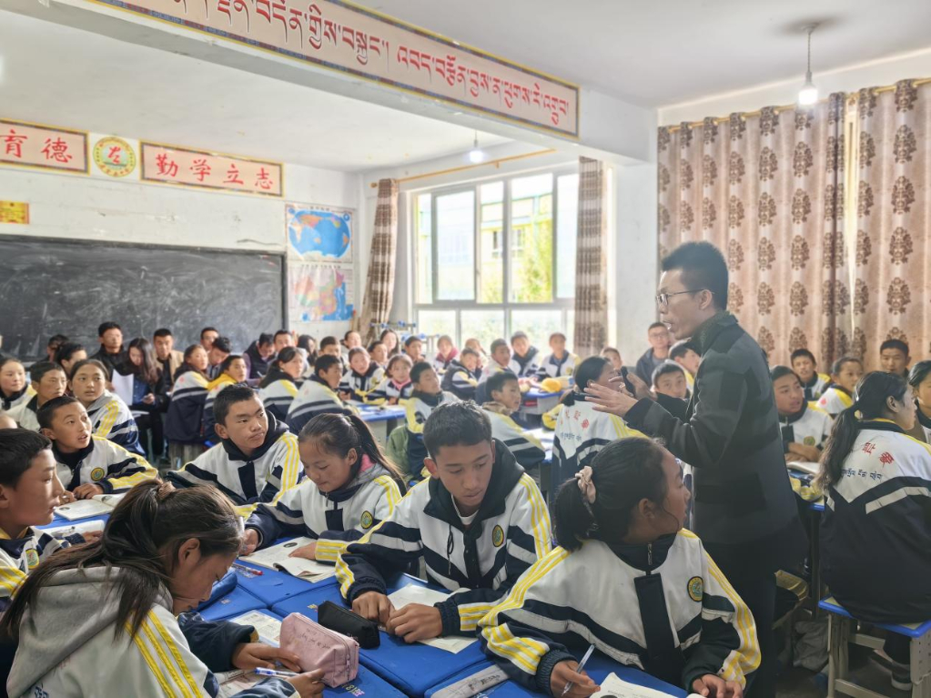 何伟在给学生上公开课（受访者供图）