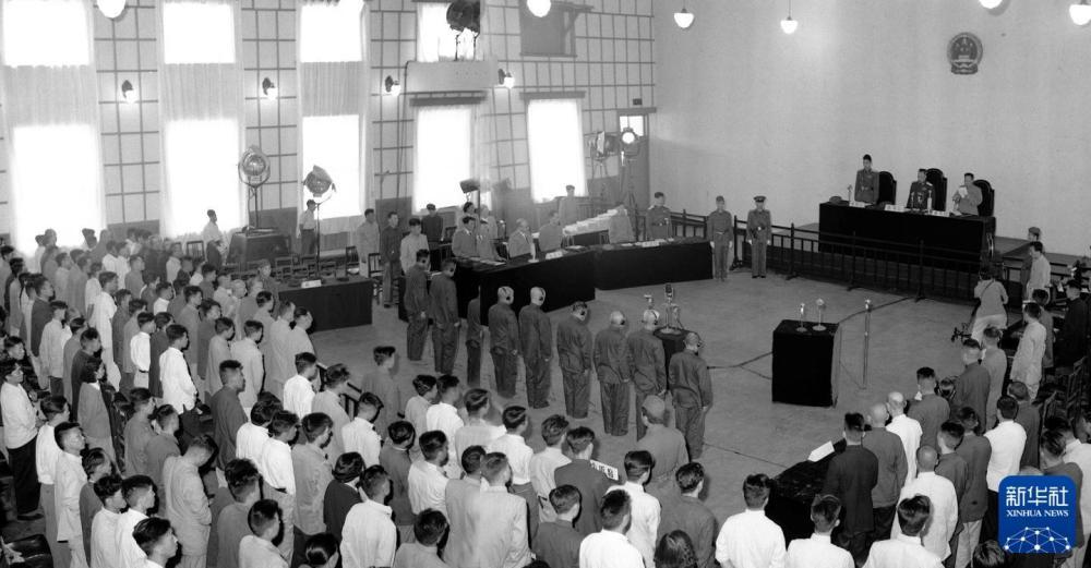 最高人民法院特别军事法庭于1956年6月9日至19日在沈阳对日本战犯铃木启久等8人进行了审判。图为审判时的情形。新华社发