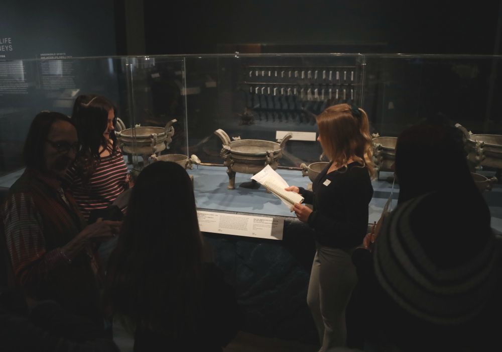 2024年4月19日,观众在美国旧金山亚洲艺术博物馆举办的“凤凰故国——青铜时代曾楚艺术展”上参观。新华社发(刘艺霖摄)