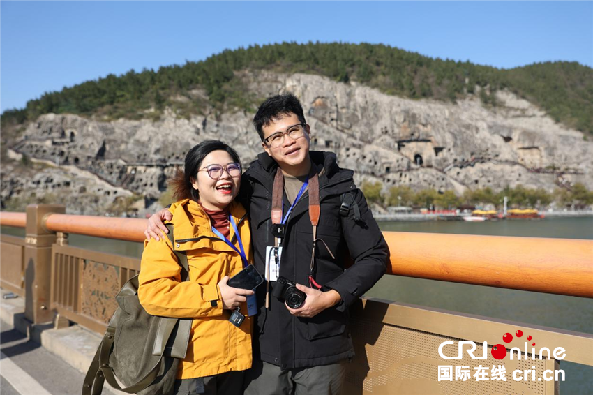 泰国网红阿克夫妇在龙门石窟合影